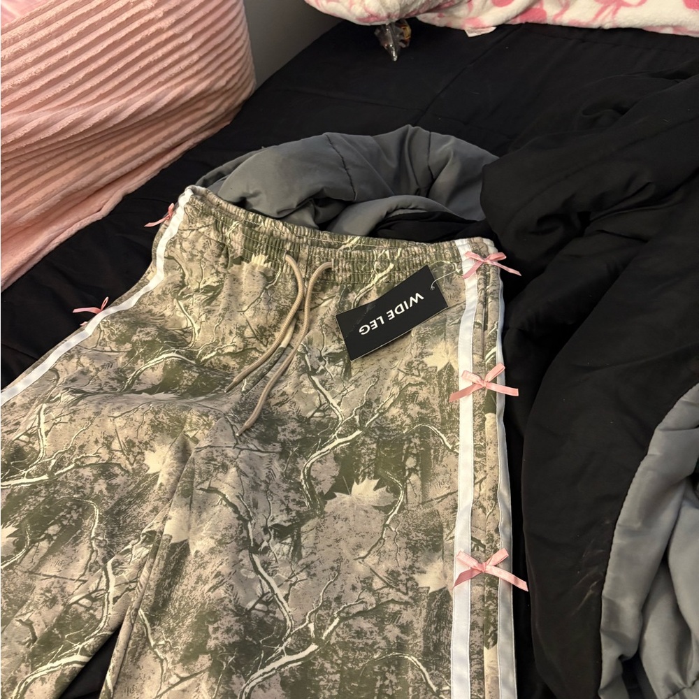 Women’s camo pants🎀